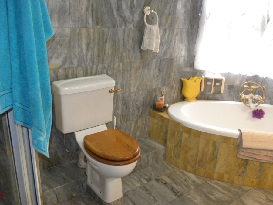 5 Bedroom Property for Sale in Wavecrest Eastern Cape
